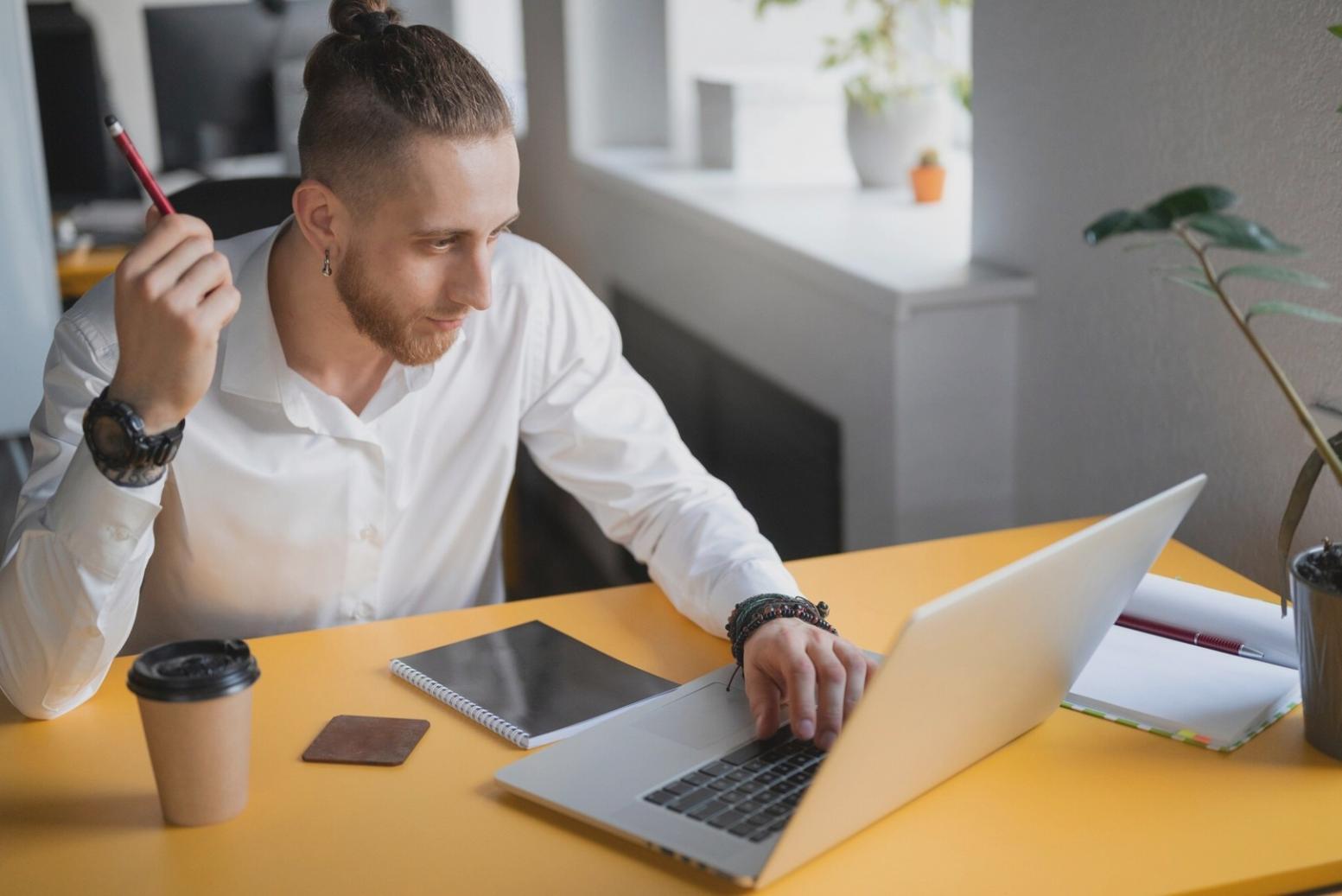 Business meeting discussing financial strategies and cash flow optimization